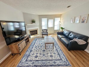 Living area - Harbison Hideaway 2/2 (Columbia)