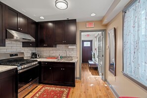 Private kitchen - Downtown Philly 1BR W/Game Room & Basketball Court (Philadelphia)