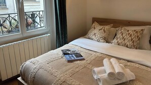 1 bedroom, desk, iron/ironing board, travel cot - BnBNook - Chic 1BR by Les Halles (Paris)