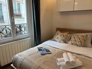 1 bedroom, desk, iron/ironing board, travel cot - BnBNook - Chic 1BR by Les Halles (Paris)