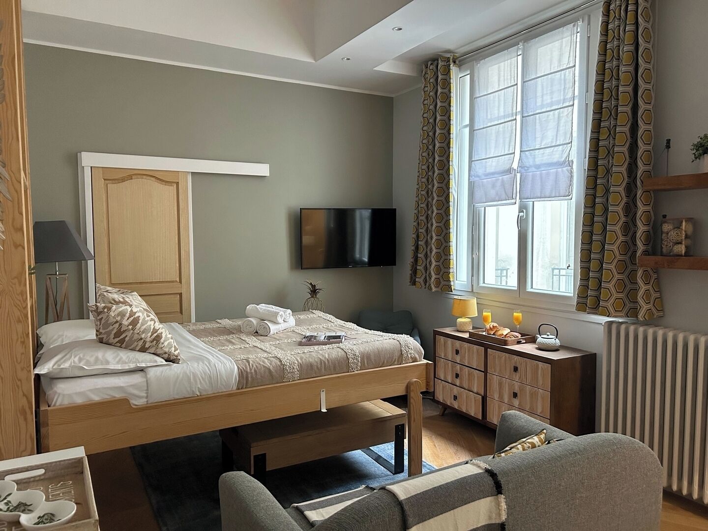 Bureau, fer et planche à repasser, lit parapluie, Wi-Fi gratuit