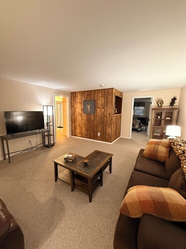 Cozy 2-Bed Apartment Next To Plymouth, NH