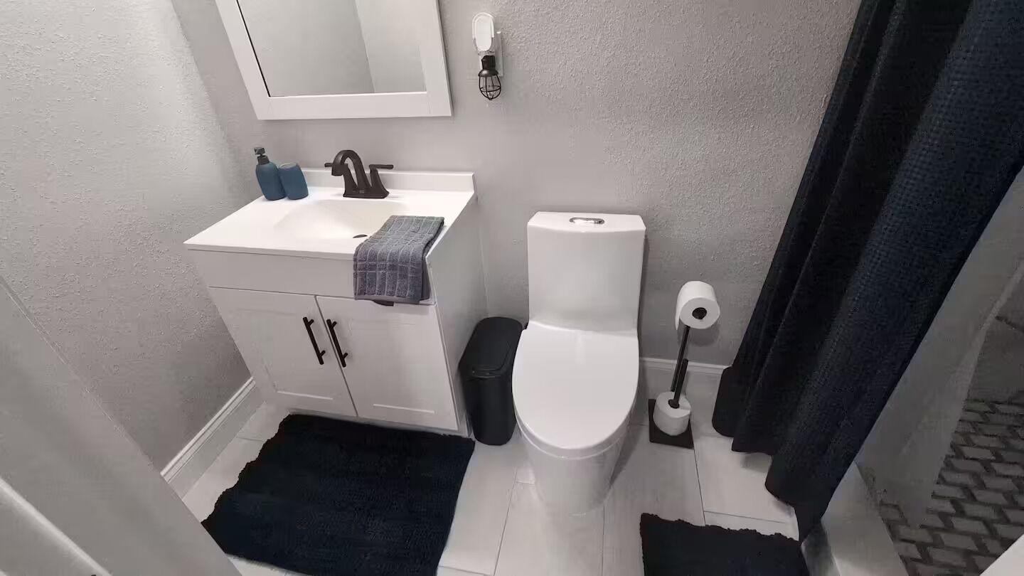 Secadora de cabello, bidet, toallas, jabón 