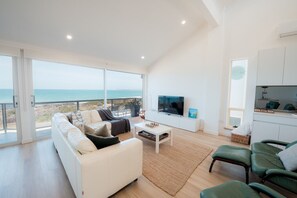 TV - Grand Oceana—A Dual-unit Beachfront Getaway (Port Elliot)