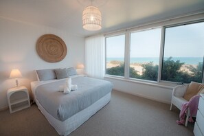 6 bedrooms, iron/ironing board, WiFi, bed sheets - Grand Oceana—A Dual-unit Beachfront Getaway (Port Elliot)