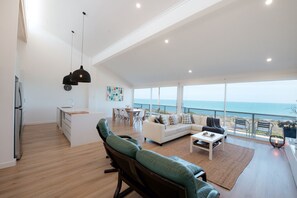 TV - Grand Oceana—A Dual-unit Beachfront Getaway (Port Elliot)