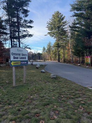 Property grounds - NEW 3-bedroom house in Traverse City- Near Long Lake boat launch (Traverse City)