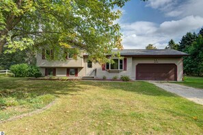 Exterior - NEW 3-bedroom house in Traverse City- Near Long Lake boat launch (Traverse City)