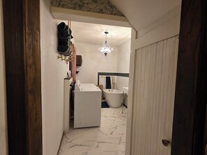 提供毛巾、廁紙