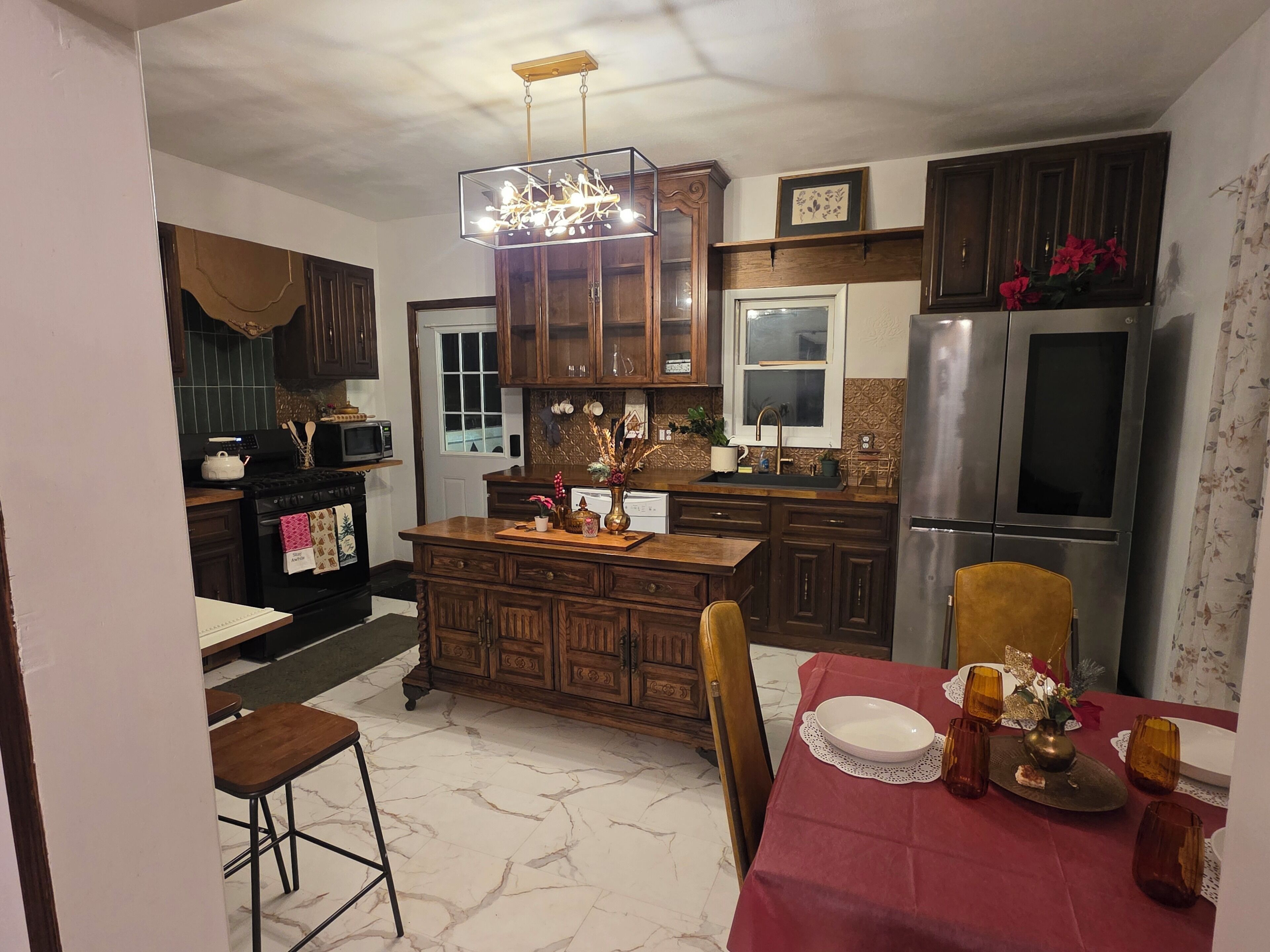 Frigorífico, microondas, horno y placa de cocina