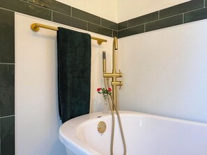 提供毛巾、廁紙