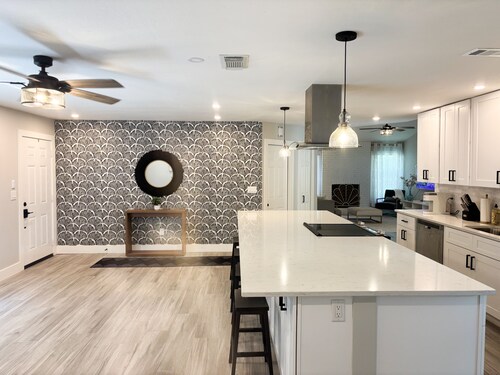 Charming 2-bedroom home in Cape Coral, 3 blocks from Lee Health, no cleaning fee