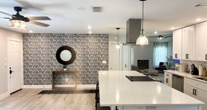 Charming 2-bedroom home in Cape Coral, 3 blocks from Lee Health, no cleaning fee