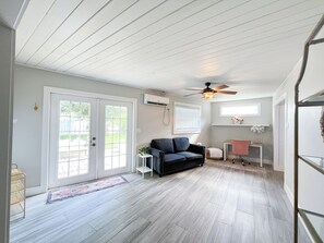 Smart TV - 3 Bedroom Sunny Cape Coral Escape, 3 blocks from Lee Health, no cleaning fee! (Cape Coral)