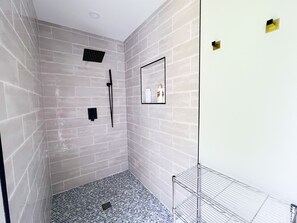 Shower, hair dryer, towels, soap - 3 Bedroom Sunny Cape Coral Escape, 3 blocks from Lee Health, no cleaning fee! (Cape Coral)