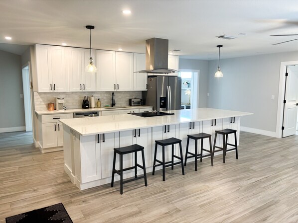 Jääkaappi, mikroaaltouuni, uuni, liesi