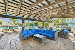 Outdoor dining - Herbie's Hamlet: 3-Bedroom Pet-Friendly Near Beaches & Resort Pool with 6-Seater Golf Cart & Bikes (Santa Rosa Beach)