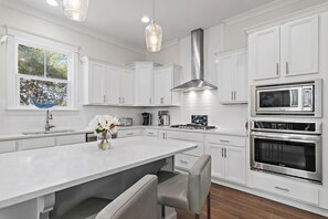 Fridge, microwave, oven, stovetop - Herbie's Hamlet: 3-Bedroom Pet-Friendly Near Beaches & Resort Pool with 6-Seater Golf Cart & Bikes (Santa Rosa Beach)