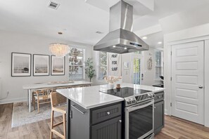 Fridge, microwave, oven, stovetop - 🌴 3 Minute Walk to Beach | Private Heated Pool | Golf Cart | Amazing Location (Santa Rosa Beach)