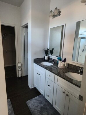 淋浴设施、吹风机、毛巾、肥皂