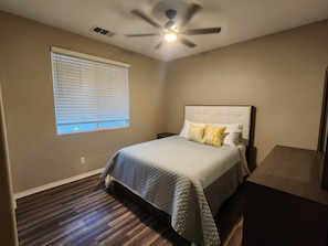 4 bedrooms, iron/ironing board, Internet, bed sheets - Fabulous 4-bedroom house with AC in Riverside (Riverside)