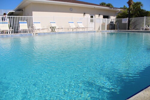 Charming 2-bedroom apartment in lovely Englewood Beach