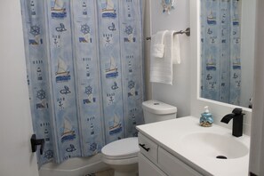 Douche, sèche-cheveux, serviettes fournies, savon