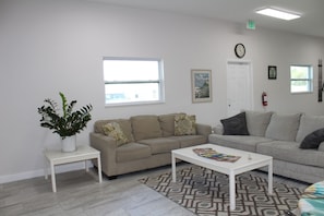 Smart TV, fireplace, video games, ping pong - Charming 2-bedroom apartment in lovely Englewood Beach (Englewood)