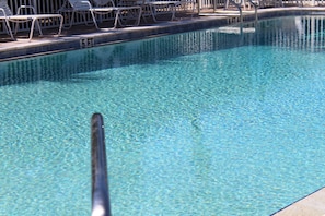 Outdoor pool, a heated pool - Charming 2-bedroom apartment in lovely Englewood Beach (Englewood)