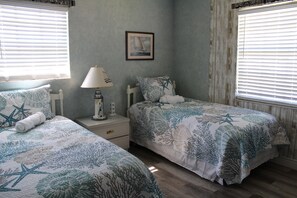 2 chambres, coffres-forts dans les chambres, fer et planche à repasser