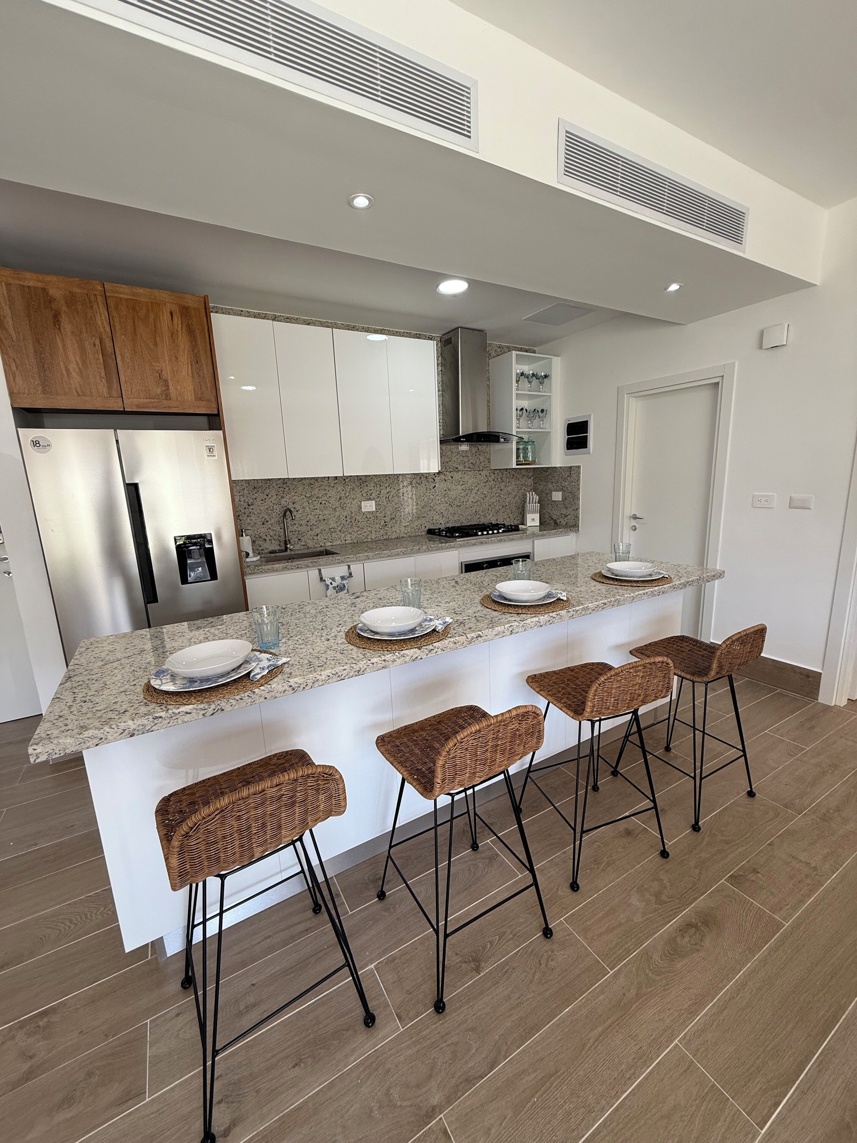 Refrigerador, horno, parrilla de estufa y cafetera y tetera 