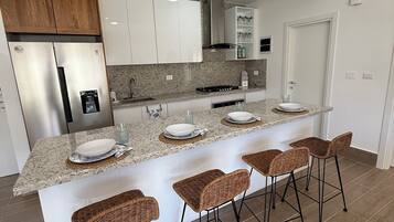 Refrigerador, horno, parrilla de estufa y cafetera y tetera