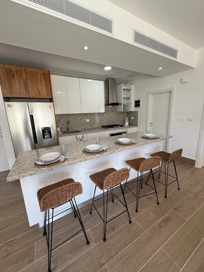 Réfrigérateur, four, plaque de cuisson, cafetière/bouilloire