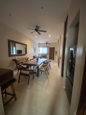 Apartment, 3 Bedrooms, Private Pool | Tempat makan