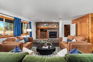 Smart-TV, Kamin, Videospiele, Tischfußball