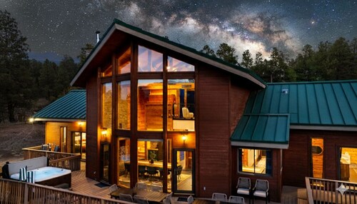 Indoor Pickleball | Hot Tub & Sauna | Sleeps 22