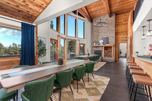 Sleeps 22 - Indoor Pickleball - Hot tub - Sauna