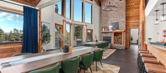 Sleeps 22 - Indoor Pickleball - Hot tub - Sauna