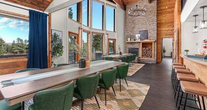 Sleeps 22 - Indoor Pickleball - Hot tub - Sauna