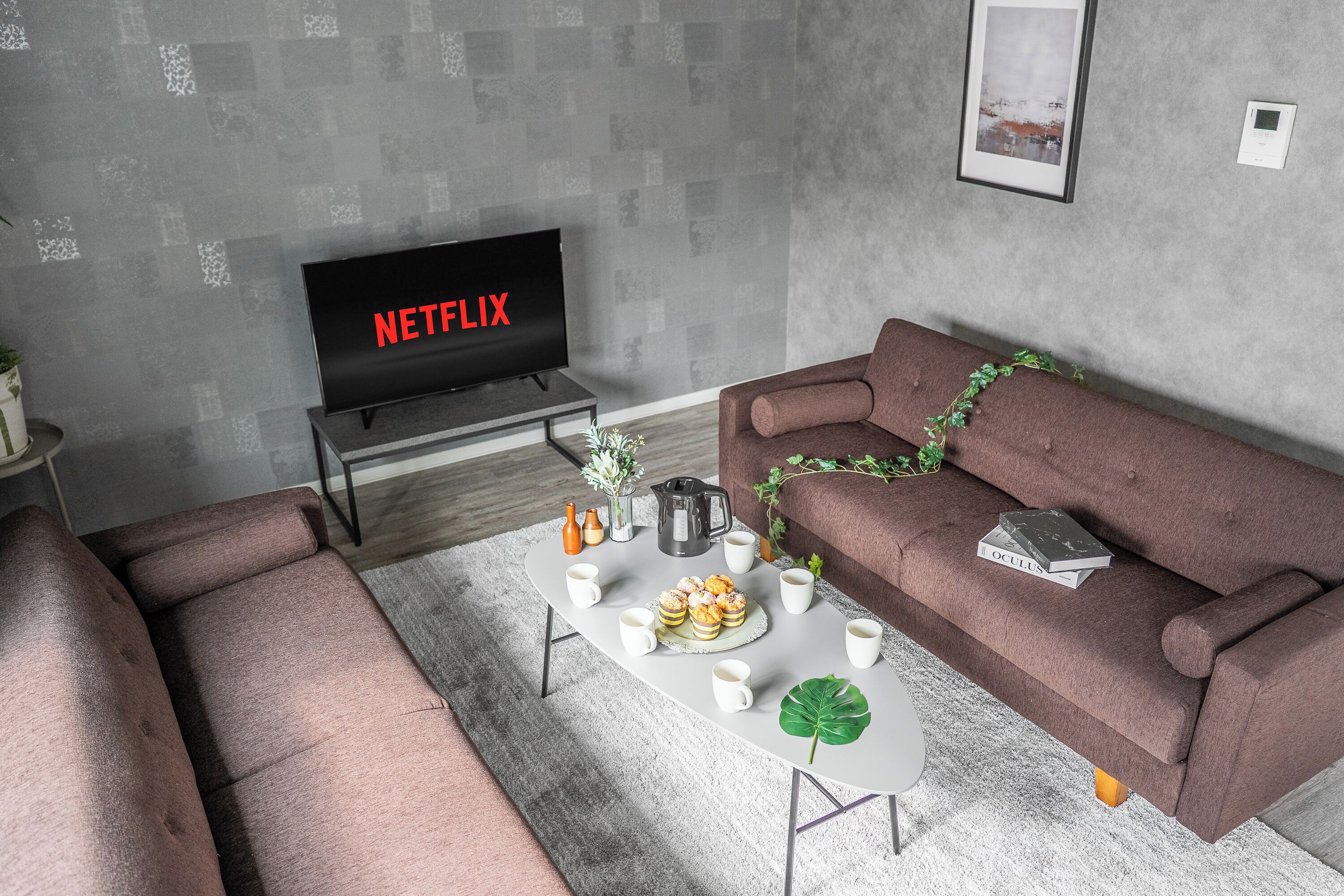 Een 43-inch flatscreentelevisie met digitale zenders