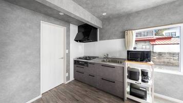 Kühlschrank, Mikrowelle, Herdplatte, Reiskocher