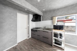 冰箱、微波炉、炉灶、电饭煲