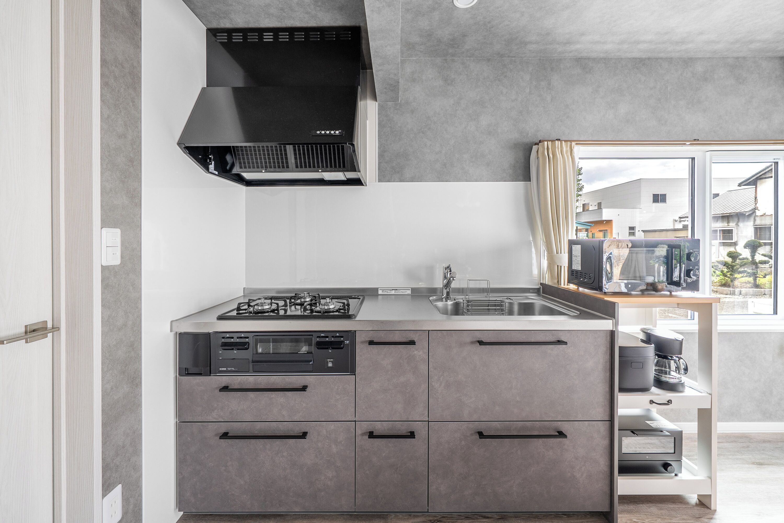 Kühlschrank, Mikrowelle, Herdplatte, Reiskocher