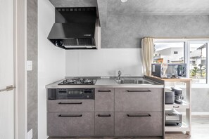 Réfrigérateur, micro-ondes, plaque de cuisson, cuiseur de riz