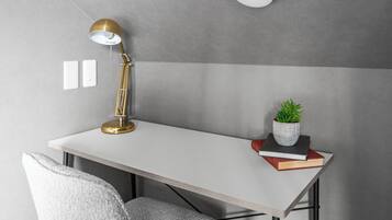 書桌、熨斗/熨衫板、免費 Wi-Fi、床單