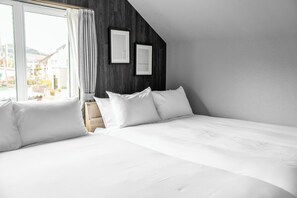 Een bureau, een strijkplank/strijkijzer, gratis wifi, beddengoed
