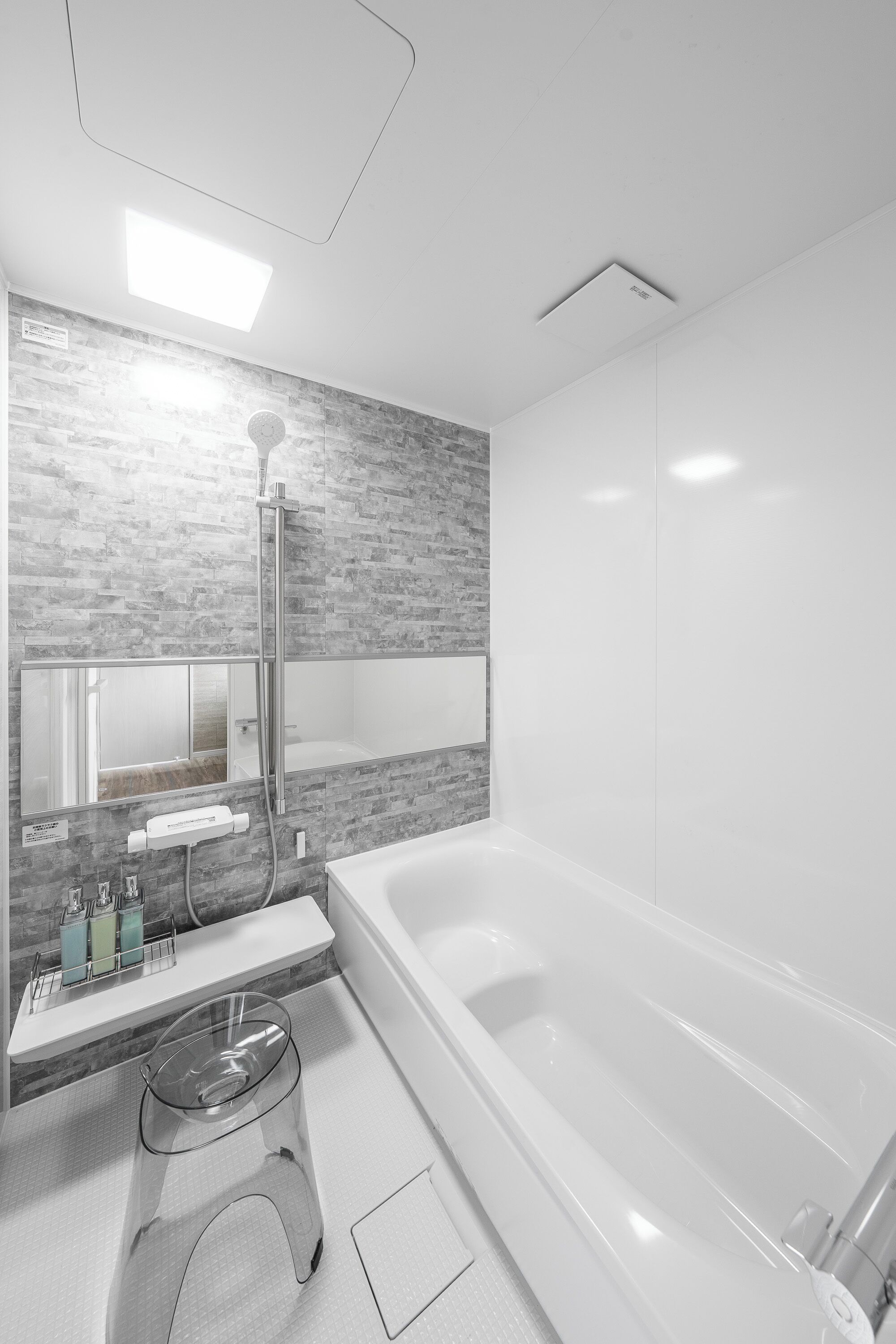 Combined shower/tub, free toiletries, hair dryer, slippers