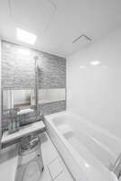 Bañera con ducha, artículos de tocador gratuitos, secador de pelo