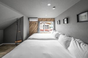 Escritorio, tabla de planchar con plancha, wifi gratis y ropa de cama 