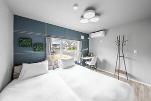 Escritorio, tabla de planchar con plancha, wifi gratis y ropa de cama 